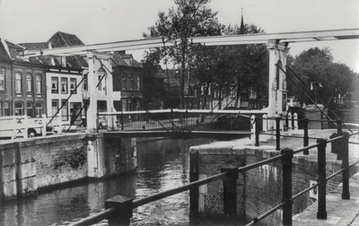 15050 Gezicht op het noordelijke sluishoofd van de Oude Sluis met de Kleine Brug te Vreeswijk uit het zuidoosten; met ...